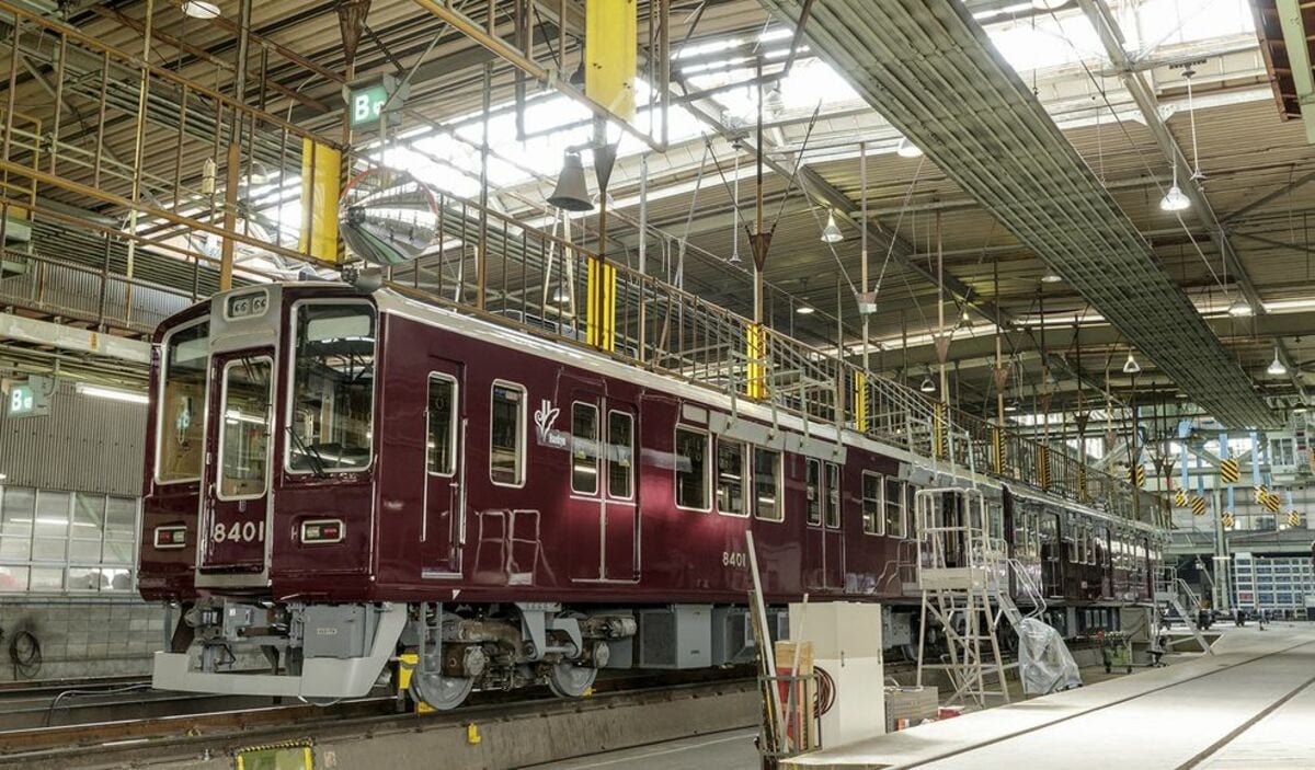 電車好き必見！オンライン阪急正雀工場阪急電鉄さんこだわりの「マルーンカラー」🚃塗装する機械に入れる前も車両の位置を微調整✨そうしないと塗装にむらができてしまうからです。また、塗料を塗る機械は３万回転し、霧状にして１車両30分～40分かけて塗られていき