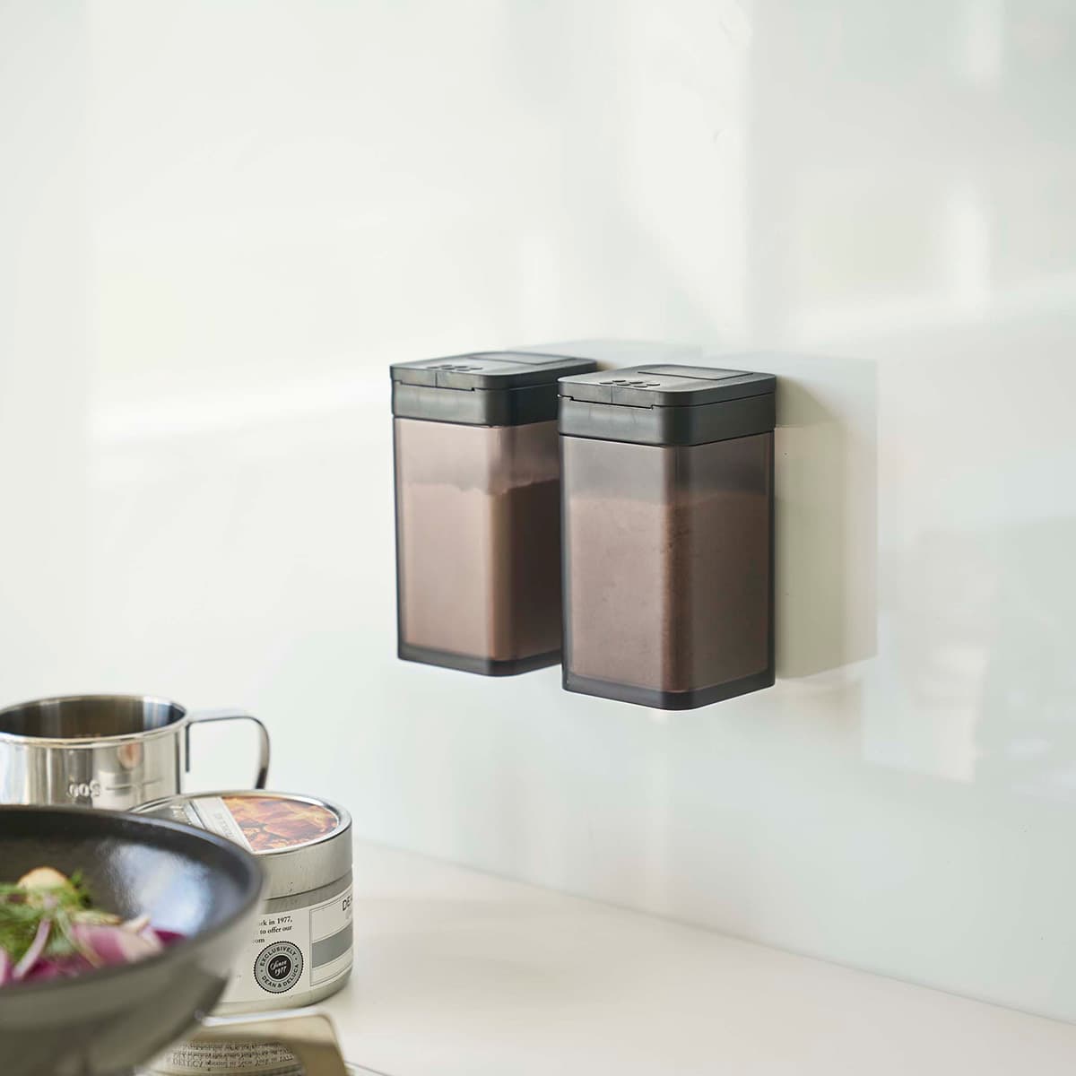 tower マグネット小麦粉&スパイスボトル ホワイト浮かせる収納,キッチンで使える浮かせる収納kurasso クラッソ