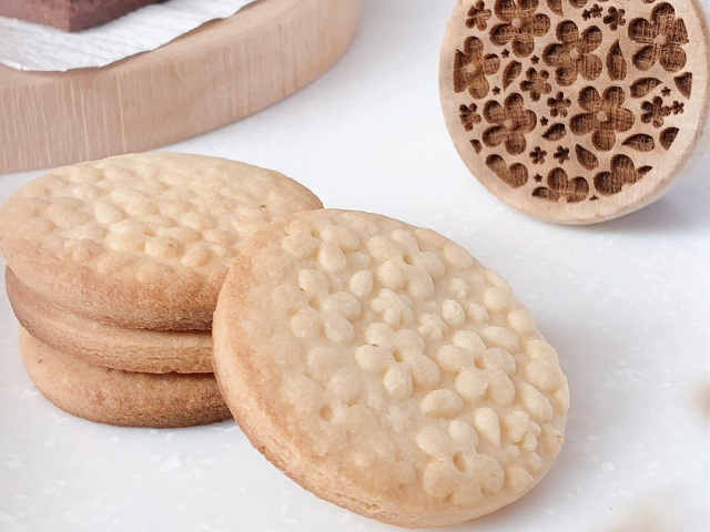 クッキー型→ @nica_cookie , 100均のクッキーミックス粉使ったよー！, スタンプクッキーって,クッキーの中ではかなり難易度高いクッキー🍪, 生地によってはキレイに転写できなかったり, 焼き上がりが膨らみすぎて, 模様がキレイに見えなかったり,こうゆうキットって便利だけど, 自分の理想のお菓子にならないことも, 100均のミックスので, クッキー作る人の参考になれば嬉しいです！,