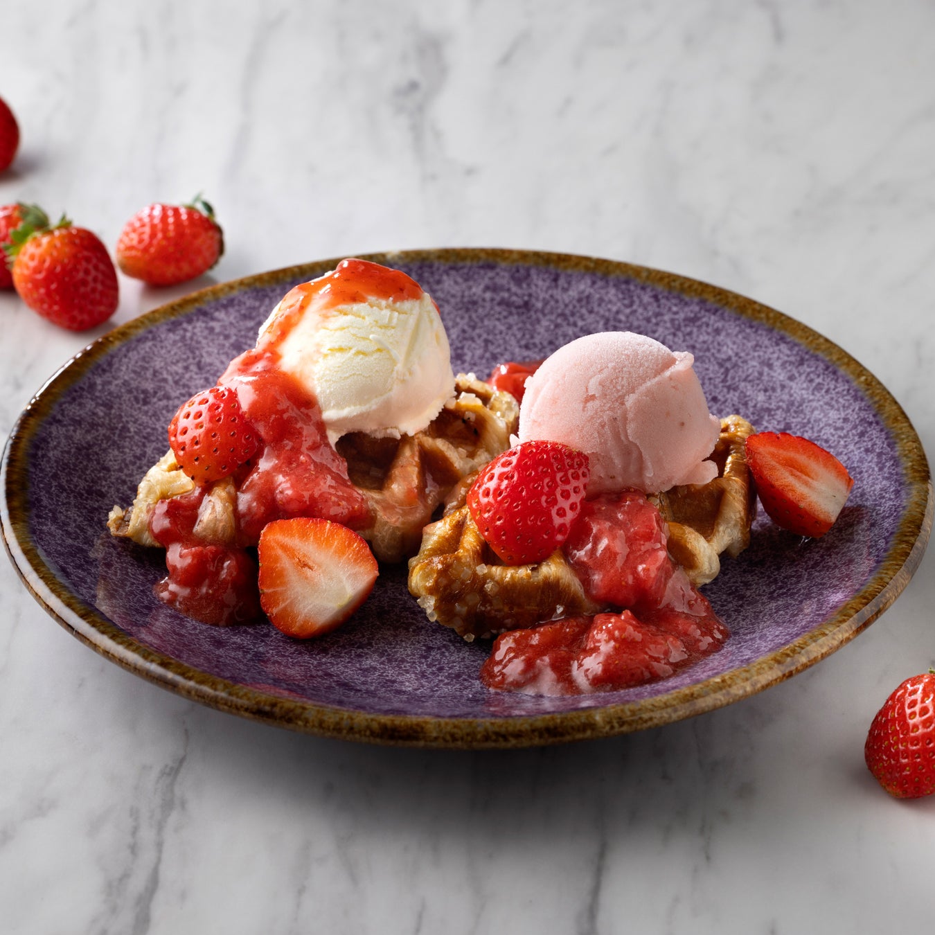 いちごのコンポート ボッコンチーニコンポートにした、いちごにさくらんぼを使ったグリオットソースを合わせる。 ボッコンチーニは、小さなまん丸のモッツァレラチーズのこと。赤ワインとの相性◎Strawberry compote with BocconciniCombine compoted