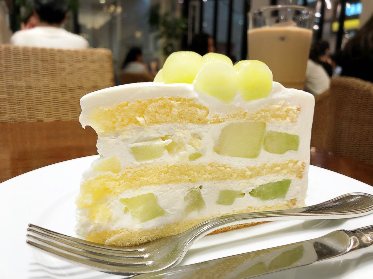 ハーブスのフレッシュフルーツケーキ 久しぶりにハーブスに来ました。 この時期はフルーツ系のケーキが減って しまうのですがフレッシュフルーツがあったのはラッキー。 このケーキがあればメロンが楽しめます。ハーブスフレッシュフルーツケーキケーキcake