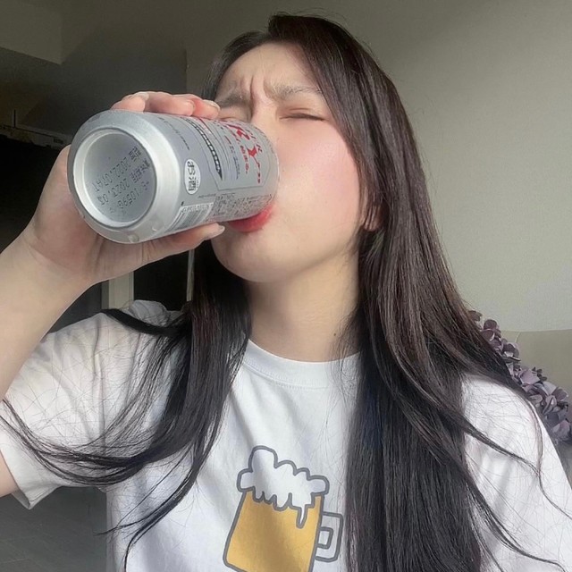 ビールを飲む女性の写真素材写真素材なら「写真AC」無料 フリー ダウンロードOK