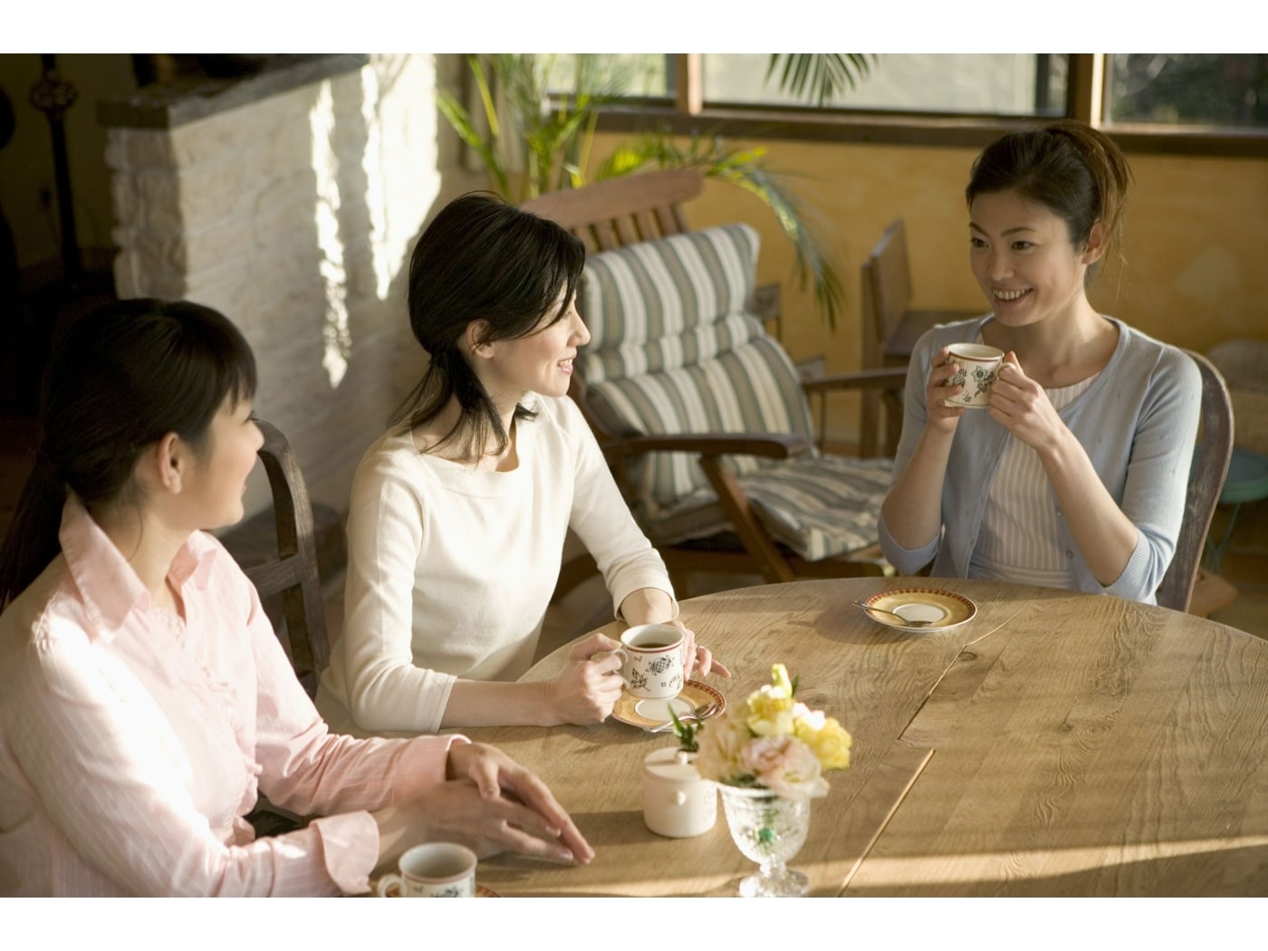 白い背景の上のオレンジ色のコーヒー カップを持つ女性の手Premium写真