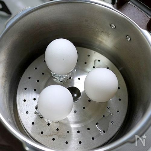 1つの鍋だけ用意すればOK！「ゆで卵」と「温玉」を同時に作る裏ワザ