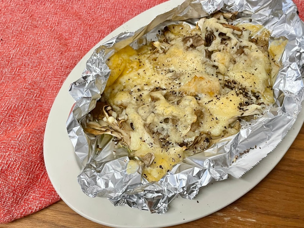 卵焼き器でおつまみ🍺「 まいたけのカリカリチーズ焼き」このレシピのポイントは↓の投稿文をチェックしてくださいね✨,----------------------------------, ✍️このレシピのポイントは , ✔️卵焼き器で完成🙌,✔️まいたけ、チーズ、片栗粉の材料3つ✨, ✔️おつまみにぴったり🍺, ----------------------------------,