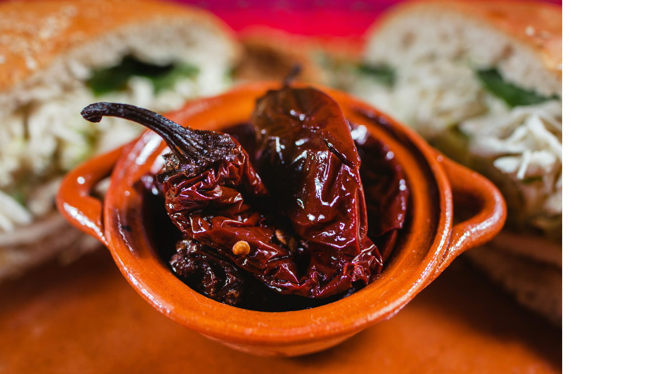 ティンガ レゾス 典型的なメキシコ料理は 主に細切りの牛肉 玉ねぎ 乾燥した唐辛子で調製しましたトウモロコシのトルティーヤのトスターダやタコスで出すのが一般的です — ストック写真 © hayaship613793534