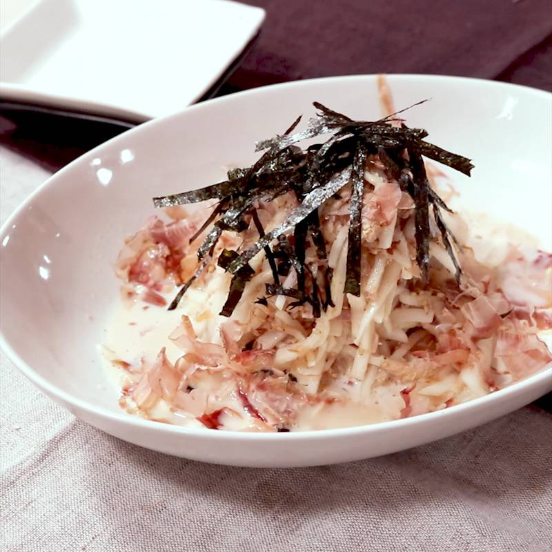 宮崎旅で出会った、簡単さっぱり大根サラダ, 再現しました♪, 🔸材料, ・大根：5cm分 厚めに皮をむき、3mm角にカット ,・じゃこ かちり ：小さじ2, ・鰹節：お好みの量, ・万能ネギ：少々 小口切り , 🔸ドレッシング, ・へべす果汁：小さじ2,※レモン果汁代用可, ・醤油：小さじ1, ・はちみつ：小さじ1, ・白すりごま：小さじ1, ・ごま油：小さじ1, ・塩 : ひとつまみ,