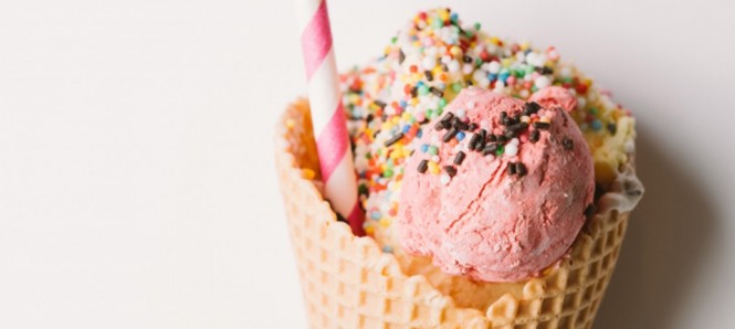 白い背景の上のフルーツアイスキャンデーのイラストPremiumベクトル素材