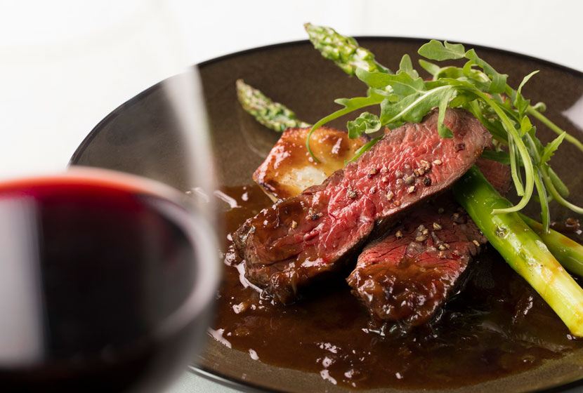 経産牛フランス料理の修行時代、お肉の火入れはロゼを目指すのが好みの焼き方でした。このお肉に出会ってからは、周りはガシっと焼けていて中はレアというコントラストが美味しいと感じ、好み 概念 が変わりました。ディナーでは、アラカルトでもご提供しており