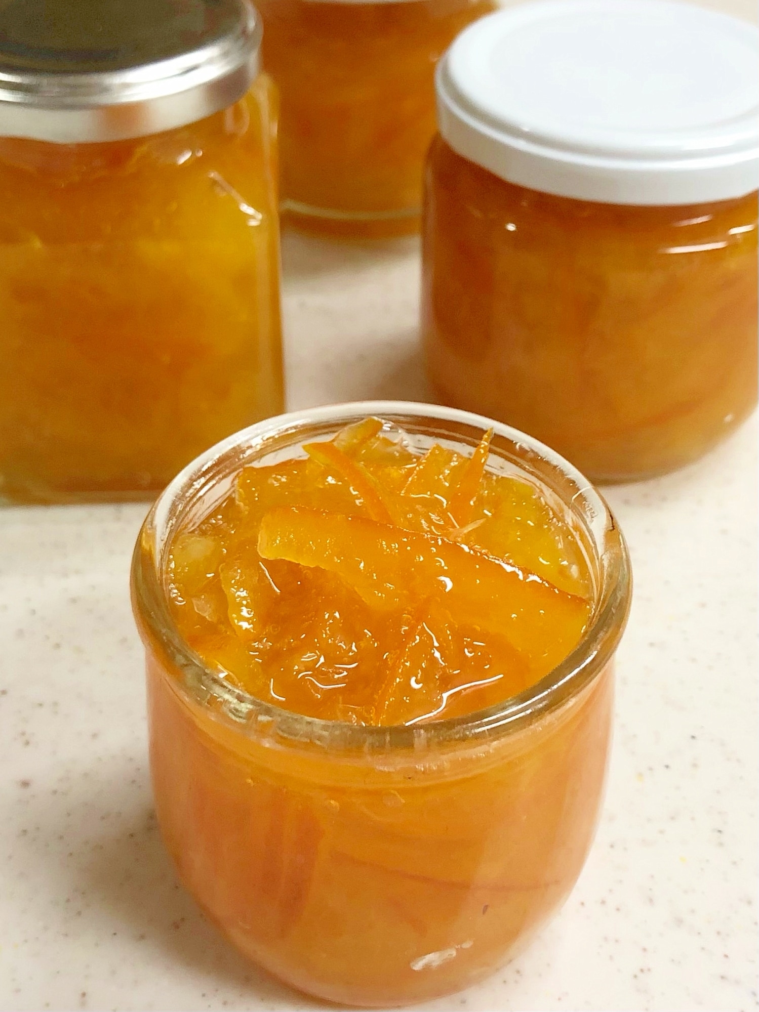 季節の手仕事🫙夏みかん🍊でジャム作り編集KKから無農薬の夏みかんをおすそ分けでもらいまして。せっかくなので、皮ごと全部いただきたくて、マーマレードジャムを作りました。1️⃣皮をむき、薄皮をむいて種を取る。 2️⃣皮を幅2〜3㎜に切り、ひたひたのお湯で2回