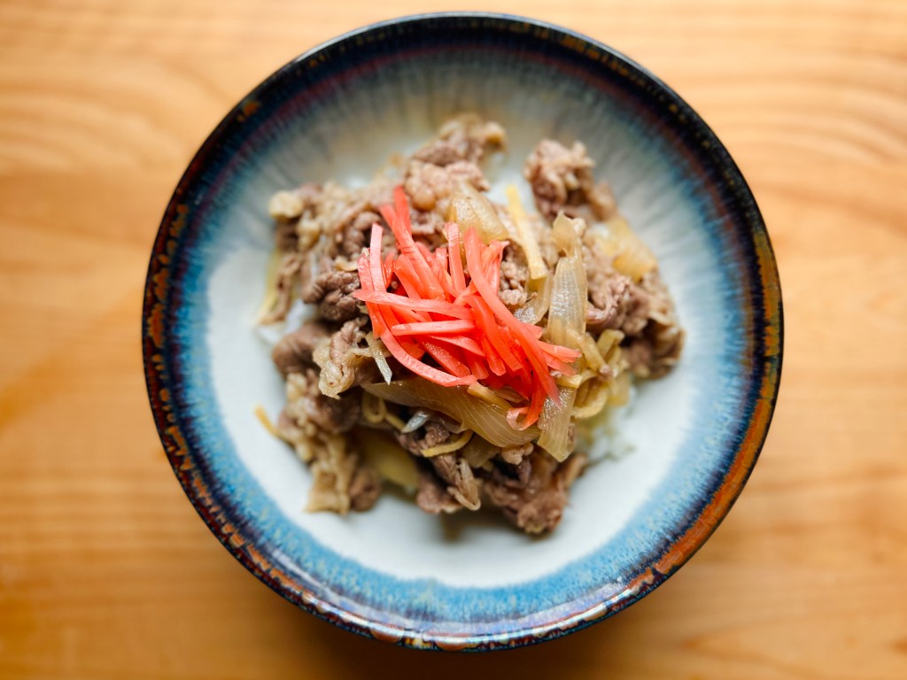 すき家の「ねぎ玉牛丼」は持ち帰りOKでピリ辛◎一番おいしいちょい足しアレンジは？イチオシichioshi