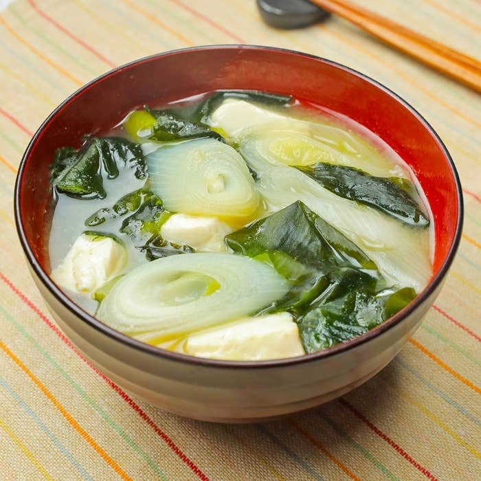 豆腐とわかめのみそ汁 赤だし