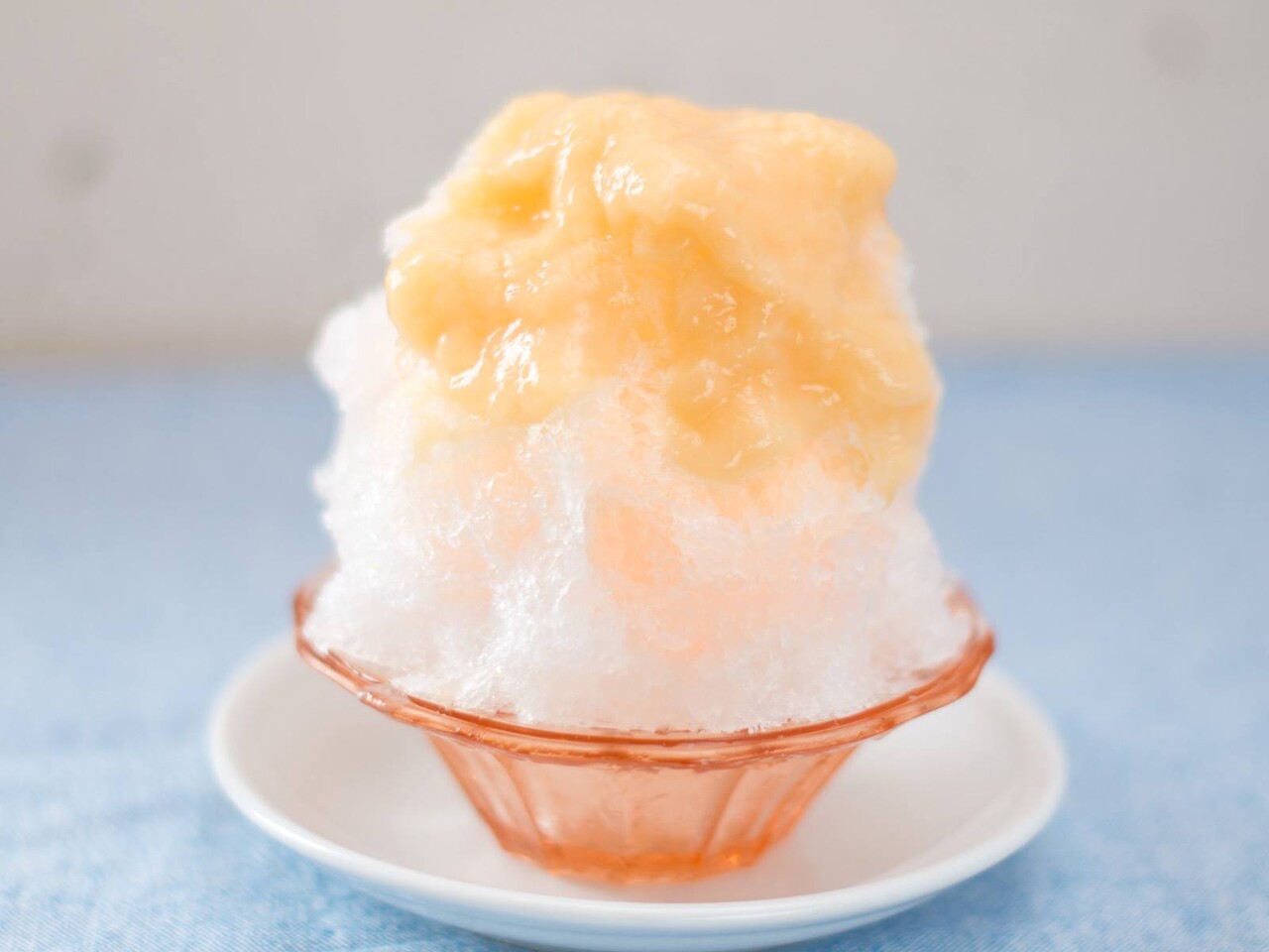 すいか氷 はちみつレモンカルピス氷 ７月からのかき氷メニュー① 果肉をたっぷり使ったジューシーな甘さの「すいか氷」とヨーグルトクリームにレモンシャーベットの入った 「はちみつレモンカルピス氷」 夏らしいかき氷にしてみました ぜひご来店お待ちしております