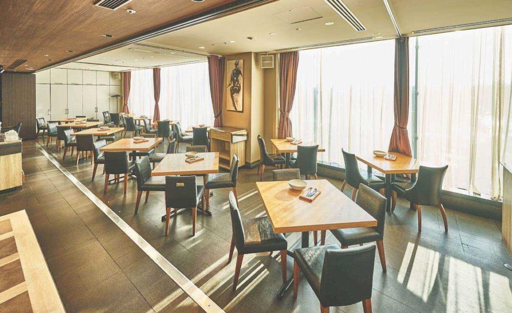 くスタッフHの今週のオススメ🌱＞ コスモス “ダブルクリック クランベリー” こんにちは！ 今日はコスモスをご紹介します！ 今日のコスモスは深みのある ベリーのような濃いピンクで 八重咲きの花びらがふんわりと華やかです✨️ 切り花としては9.10月頃に出回りが多く