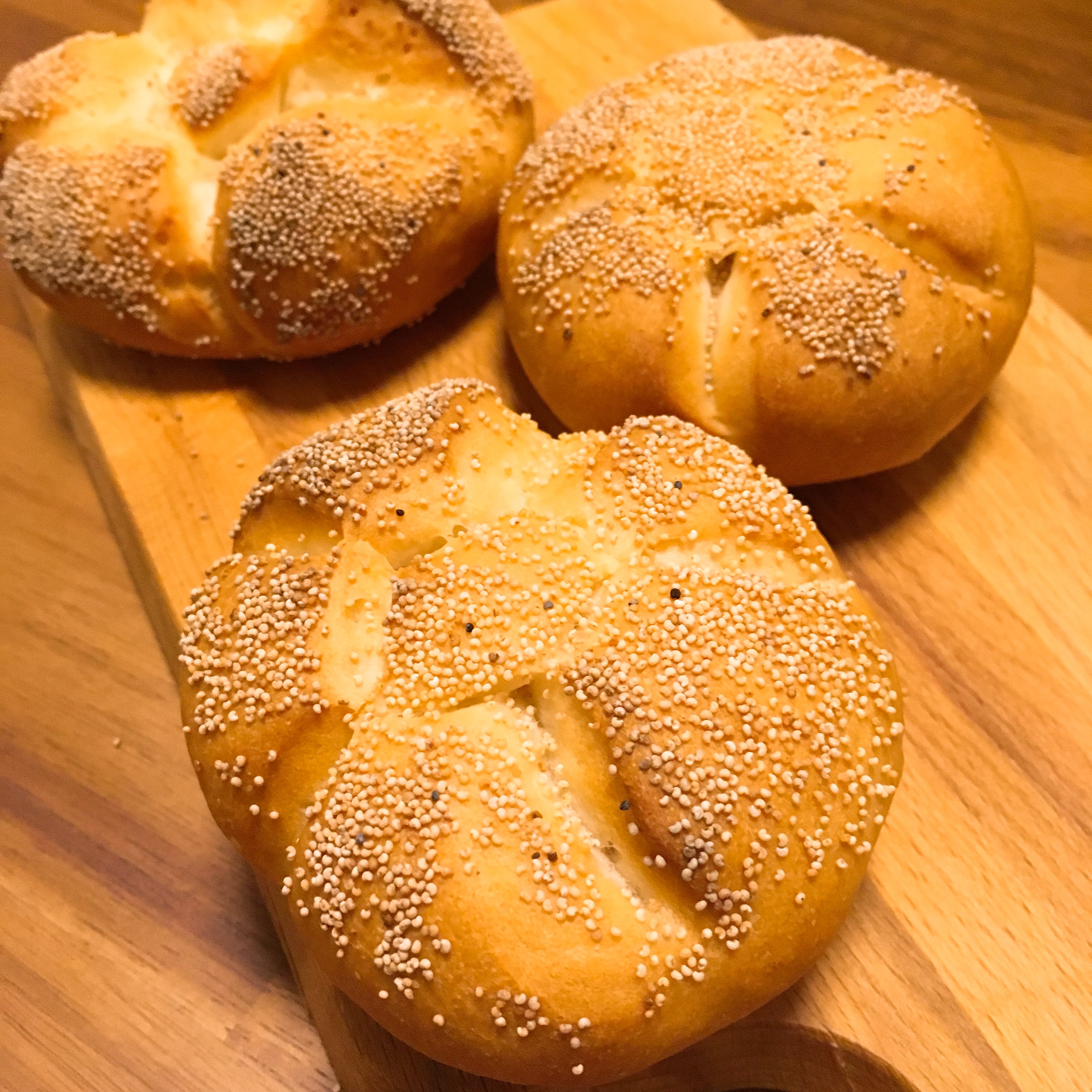 パンに合わせる料理レシピ詳細 - 新たまねぎとハムのカイザーサンドおいしいパンの百科事典