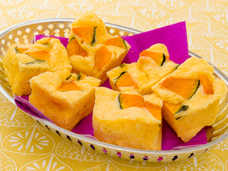 材料4つ レンジで5分！かぼちゃ蒸しパン作り方！ 材料 ◯かぼちゃ蒸しパン ・ホットケーキミックス150g ・カボチャ100g ・牛乳100ml・はちみつ30g 1.かぼちゃをラップで包み、500wの電子レンジで5分加熱する。 2.ワタを取り、身を取る。 3.フォークで潰してなめからに