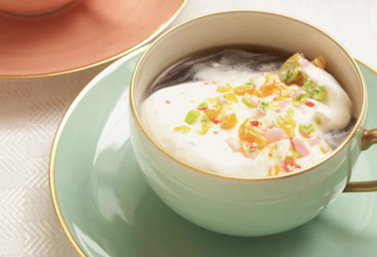 アインシュペナー・ アインシュペナーとは❔ 深煎りのコーヒーの上に上に同じ量のホイップクリームが乗っているドリンクです❕今では韓国カフェの定番メニューとなっています☕️𓈒 𓂂𓏸 ・ コーヒーの上に乗ったたっぷりのホイップクリームは飲むタイミングによって