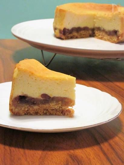 📣あんこ好きさん集合📣 ラカントSで作った低糖質あんこで 絶品パウンドケーキはいかがですか？🤗 見た目は普通のパウンドケーキ🤔切ると贅沢！しっとりあんこが😍 今回はリッチなバター生地✨ バター×あんこ 低糖質とは思えない 大満足な組み合わせ😋 濃い目のお茶🍵や