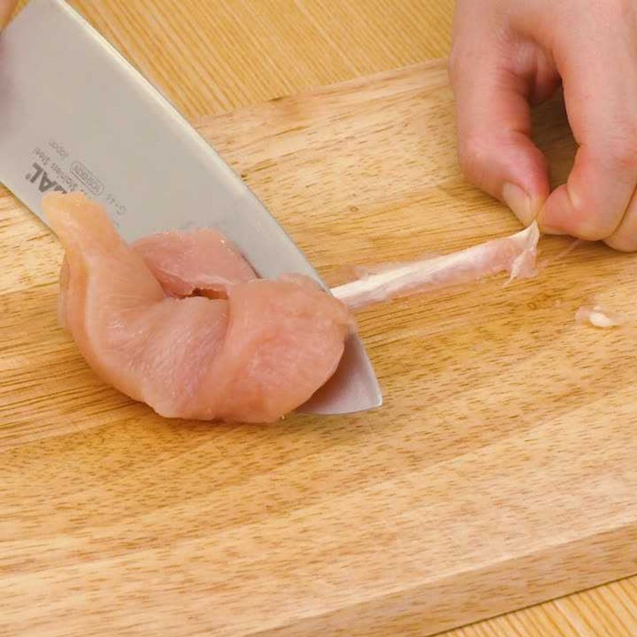 他の投稿はコチラ➡︎@ @chaaan_gohan , 『３秒ささみの筋とり』, を投稿しています😊, point☝️,・必ずキッチンペーパーで筋を持つこと, 指だけだと滑ってうまく掴めない🫠, ・フォークは小さめ, 大きいのも試したけどうまくできなかった🤔,・最初は力が必要, 滑り出せばするするいくよ😆, 滑りにくいときは筋の向きが悪いかも😲, ここまでして冷凍保存しておけば,