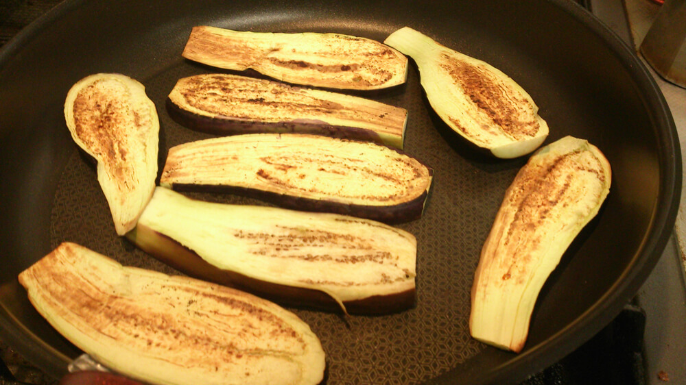 ポイントは 塩水 ！ なすの油吸いすぎを防ぐ簡単な方法 レシピありオレンジページ ニュースデイリーオレンジページnet