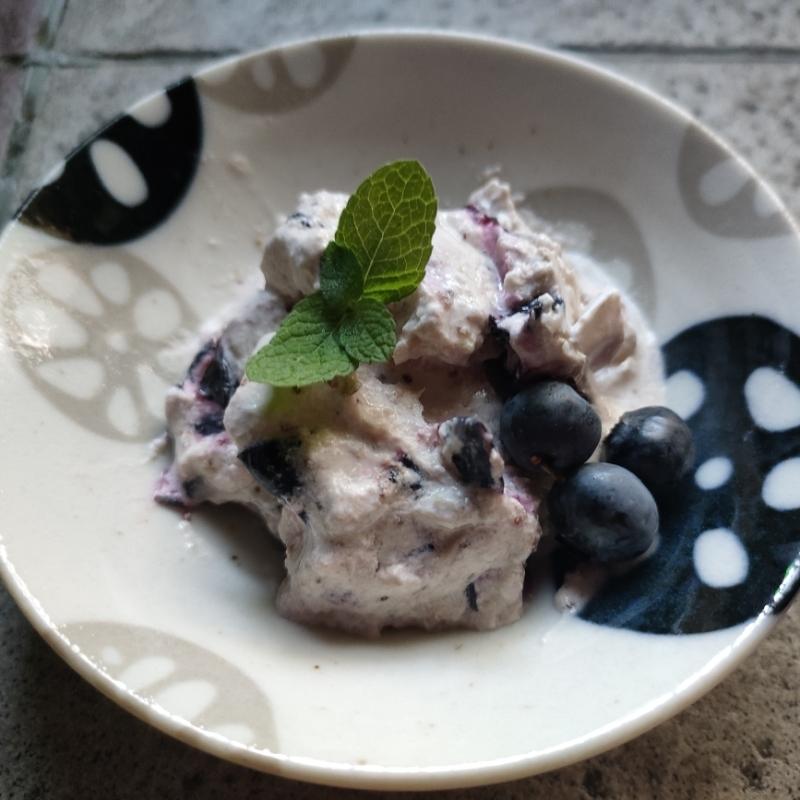 ブルーベリーとクリームチーズのアイスクリームの作り方 Blueberry & Cream Cheese Ice Cream 牛乳クリームチーズのブルーベリーアイスクリームのレシピ