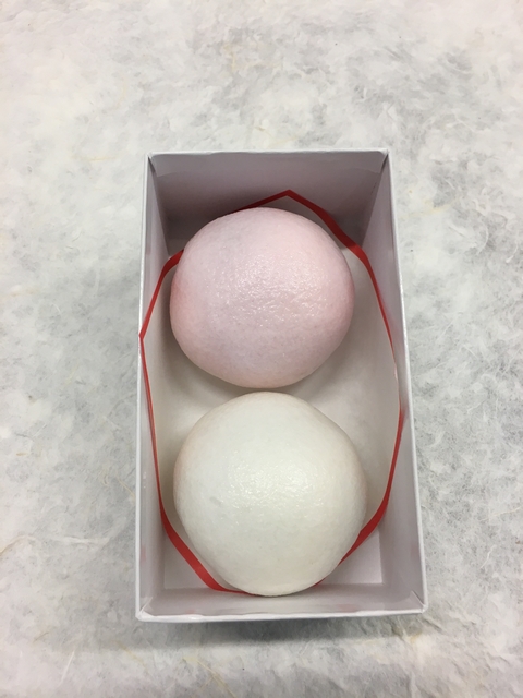 こんにちは☀️ときわ屋 です。 今日は紅白饅頭のご紹介です。 入学式や卒業式、結婚式の引き菓子や七五三のお祝いの返礼品として、紅白饅頭は、いかがでしょうか？こちらは予約商品となります！ 詳しくは 083-782-1021 までお電話☎️下さいときわ屋 二見饅頭 夫婦