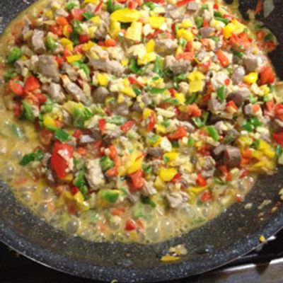 ✨アグー豚のシシグ Agu Pork Sisig ✨, 単品 Single order: ¥920 tax in ,シシグはフィリピンの大人気B級グルメ！, 豚の頬肉や顔のお肉をカリッと香ばしく炒めて、玉ねぎ＆唐辛子でピリ辛に仕上げました。,ジューシーさと香りがたまりません！, ビールとの相性も抜群！, コラーゲンたっぷり、女性にも食べやすいですよ♪, Sisig is one of