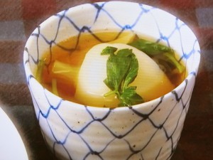 今週の水曜レシピ栗原はるみ「かぶのごまあえ」 かぶは歯ごたえが残るよう大きめに。 ゆるめに作った甘酸っぱいごまだれを合わせて、サラダ感覚で。---------------------------- 「かぶのごまあえ」レシピ ----------------------------◇材料 作りやすい分量