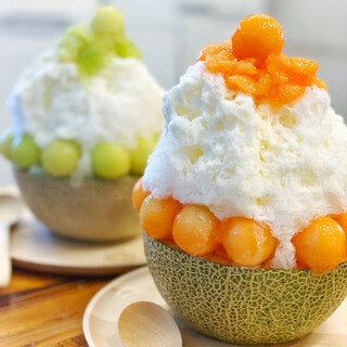 奥殿陣屋2024.7.2 書院 かき氷🍧 始めました🤤 奥殿陣屋 涼しい店内でかき氷🍧食べれます🤤 どのかき氷にも、温かい🍵ほうじ茶が付きますよ～✨＋300円、＋500円で、お抹茶もセットに出来ます😘 お抹茶と一緒に、日本庭園を眺めながら かき氷🍧を食べれるなんて