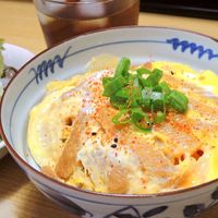 ↓レシピはこちら↓ 「たません」って知ってる⁉️ 多摩センター駅のことじゃないよ 関東のごく一部の人にしか伝わらない😅 たこせん orえびせんに、焼いた玉子を乗せて、お好みソースやマヨネーズなどを乗せて食べるやつなんだけど元々は、昭和40年代の名古屋にあった駄菓子屋で作られてた子供向けのおやつだったらしいよ👍👍 「玉子 ＋ たこせんべい」だから「たません」ね☺️☝️