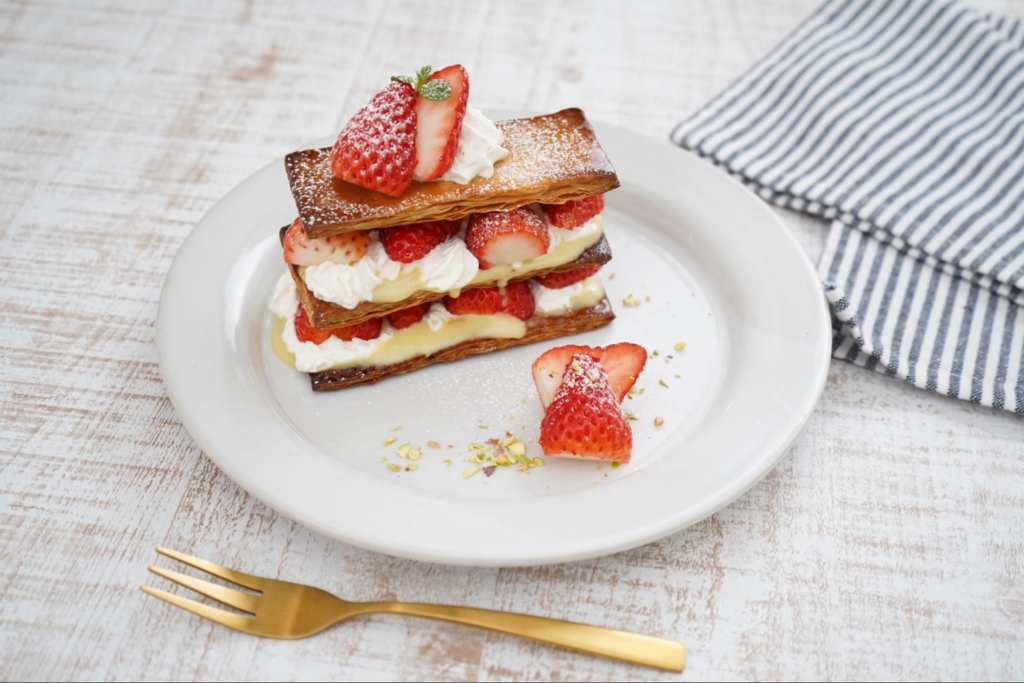 かわいいケーキ皿＆デザートカップにイチゴのデザートを盛り付けよう