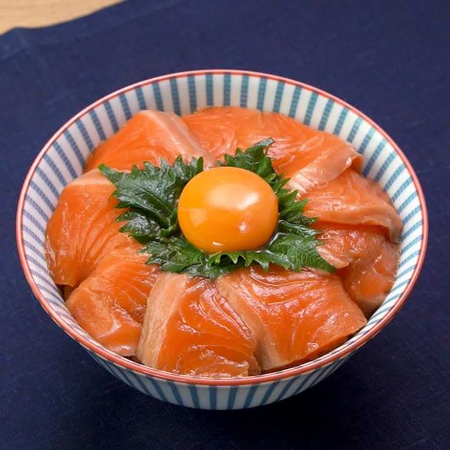 サーモンとホタテの漬け丼のレシピ 作り方：白ごはん.com
