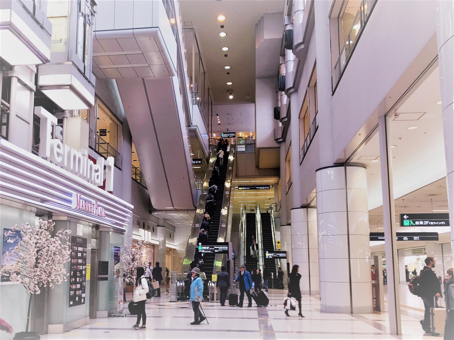 羽田空港第1ターミナル2階 『新大和』です✨ 出発ロビーの中央に位置する当店は、 旅の前のひと時にホッとできるような 和食を品揃えています。団体のお客様もご案内できる 広い客席を有しており、 ゲート内の庭園を望むこともできます🪴🪴 現在、時間を短縮して営業して