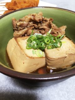 すき焼き風煮込み！ 夫がいない夕ご飯！ 牛肉が安く手に入ったのでネギ焼いて肉焼いて 豆腐とすき焼きのタレで簡単に☺️生たまごにつけて食べるだけで幸せ♡ すき焼き風煮込みすき焼き風生卵牛肉豆腐ねぎ