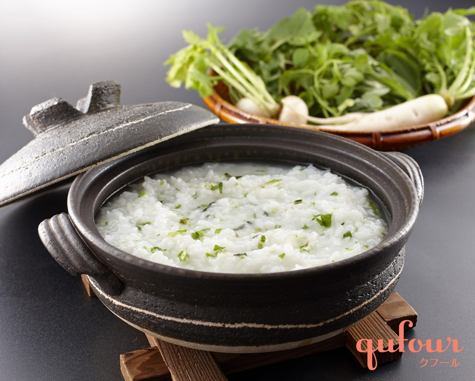 今日は、1月7日 『人日の節句』 そして 『七草粥』を食べるという風習がありますね。 七草粥は 平安時代初期に中国の宮中行事。江戸時代に庶民のものとなって 受け継がれているようです。 🍀七草粥の意味 七草粥には 一年の無病息災を願ったり 青菜で冬場の野菜不足を