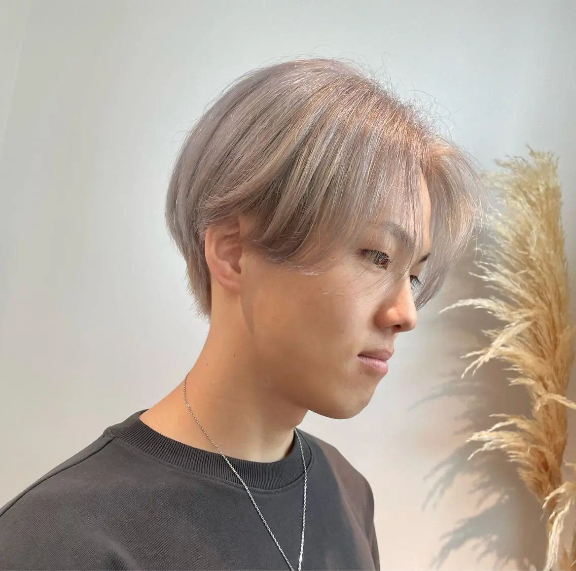 メンズのホワイトミルクティー色見本 ブリーチ有無や長さ別に解説 髪色図鑑