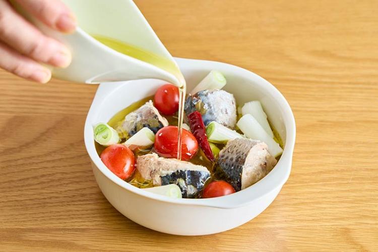 サバの水煮アヒージョ