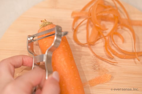 千切りの４つのコツを解説！ 「野菜の千切り」完全攻略法！ 野菜を切る が確実に上手くなる方法 ３ なんだかメシマズなので、料理上手に習ってみた！ 美容メディアVOCE ヴォーチェ