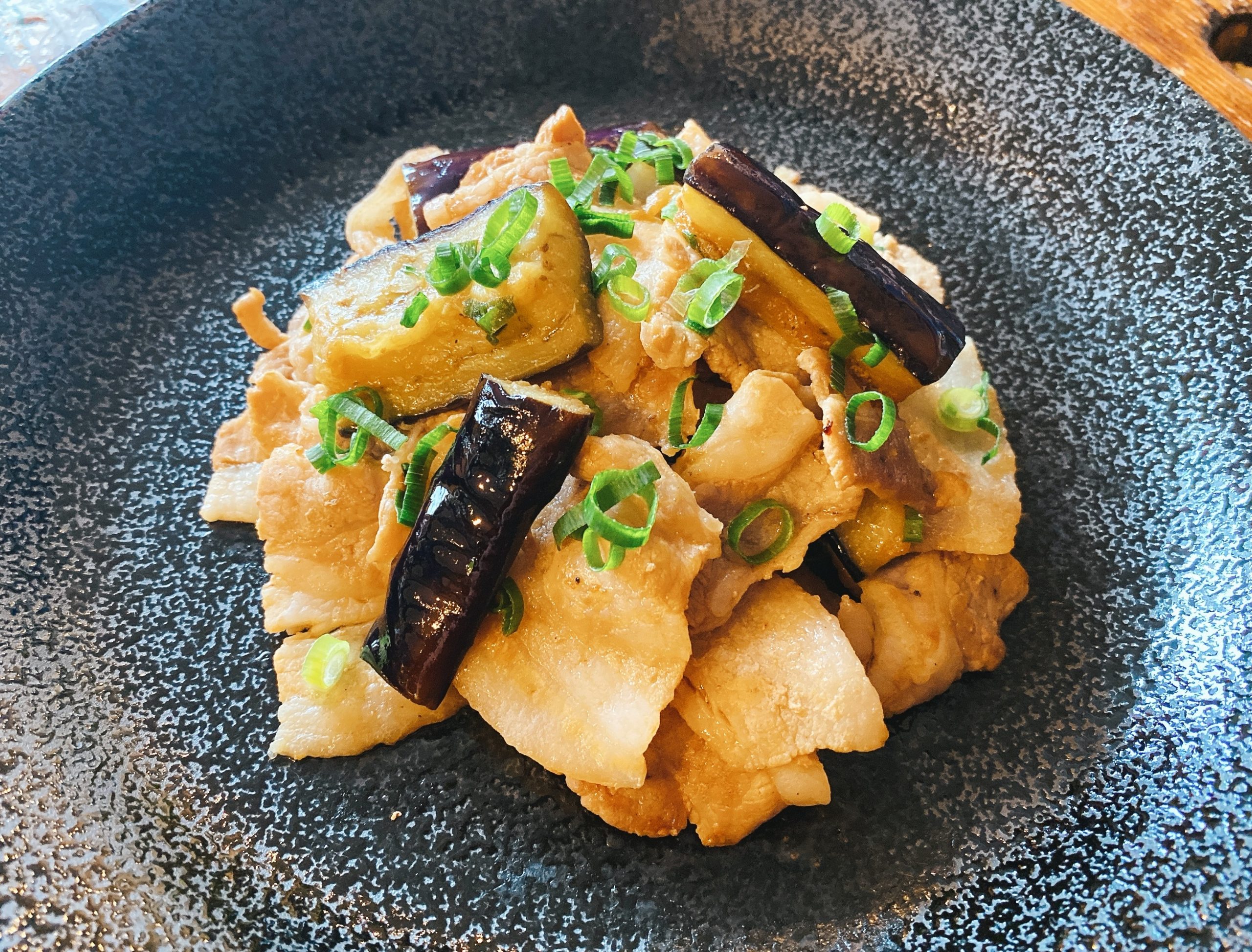 ポン酢だけでこの旨さ!? 山本ゆりさんの「豚こまとなすの炒め物」が爆速・激ウマ・ご飯泥棒だった話ヨムーノ