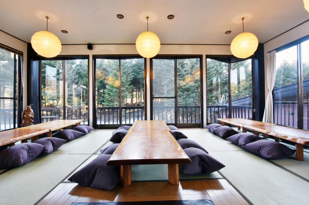 📍ほうとう木こり 富士山の麓にあるほうとうとお蕎麦の店。 ほうとうは、多種類の自家製野菜が入っていて、野菜のやさしい旨味も堪能できます。✍🏻今回注文したメニュー 鴨ほうとう 1,700円 店舗情報——————————————————— 店名：ほうとう木こり 場所： 山梨県富士吉田市