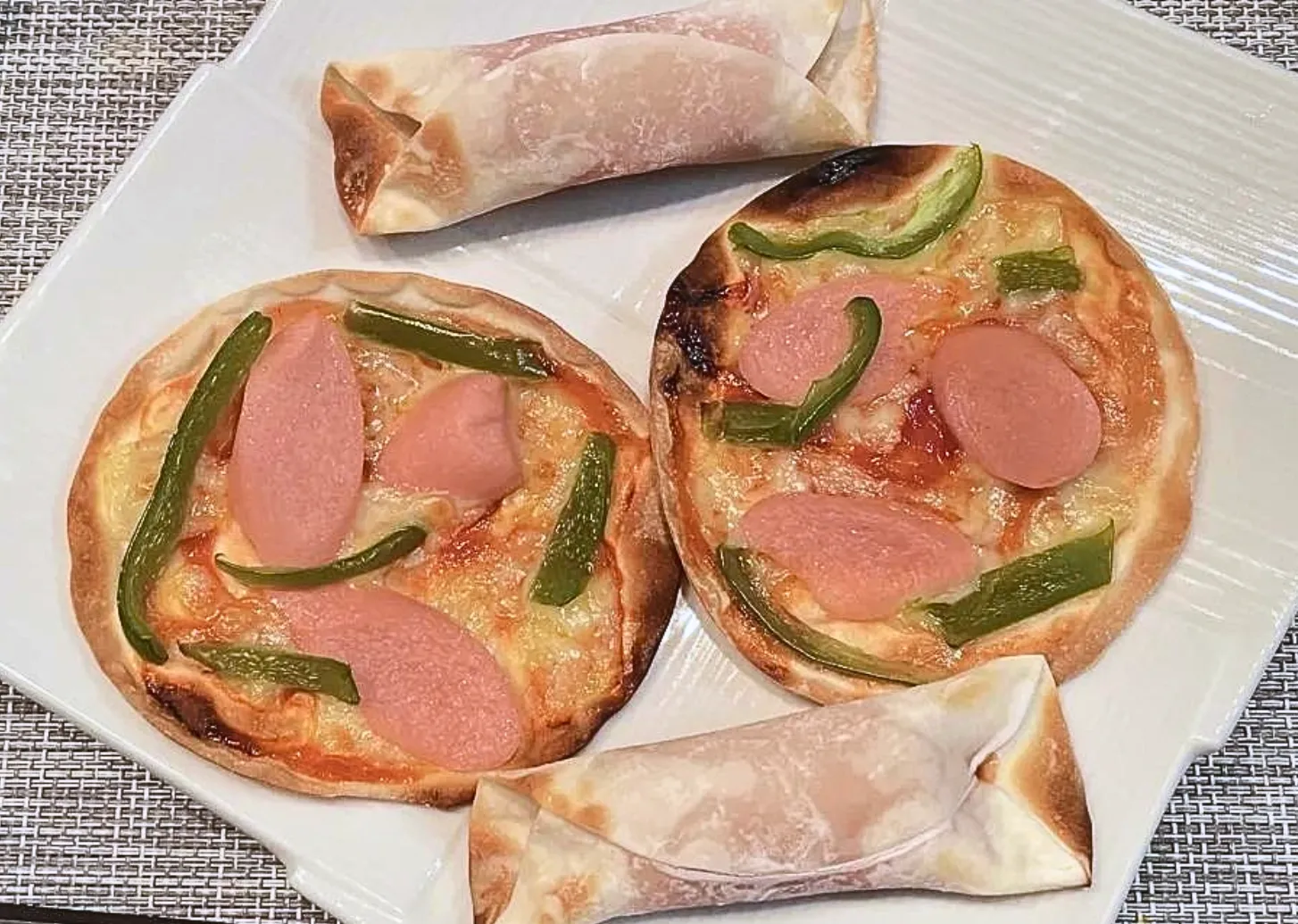 爆速ギョニソユッケ ① 魚肉ソーセージ3本分を細かく切り、ボウルに入れる ②しょう油小さじ２、ニンニクチューブ小さじ１、ごま油大さじ１を入れて混ぜ合わせる ③ 白ごま大さじ1.5、韓国海苔1パック分を入れて軽く混ぜる ④お皿に盛り付け、卵黄1個をのせて完成