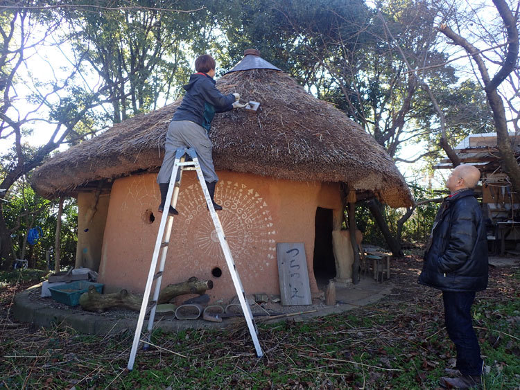 つちのいえOB 木下愛理さんによる屋根修理 : つちのいえプロジェクト