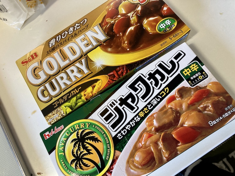 かつに合う、新作カレー「黒カレー」新発売松のや松屋フーズ