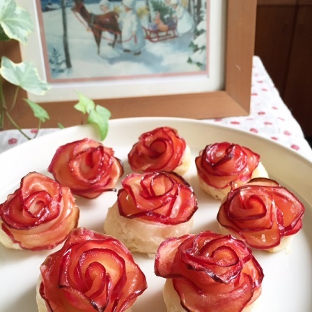 薔薇のカスタードアップルパイ🍎 🌹🌹🌹🌹🌹🌹🌹🌹 CHEESE饅頭 薔薇のカスタードアップルパイ 焼き上がりました！ 配信11:30