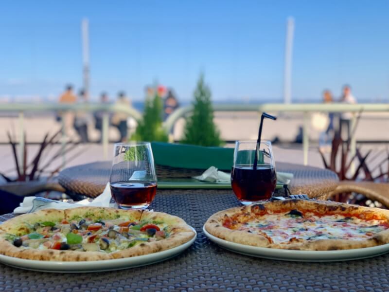 羽田空港第1ターミナル2階 『新大和』です✨ 出発ロビーの中央に位置する当店は、 旅の前のひと時にホッとできるような 和食を品揃えています。団体のお客様もご案内できる 広い客席を有しており、 ゲート内の庭園を望むこともできます🪴🪴 現在、時間を短縮して営業して