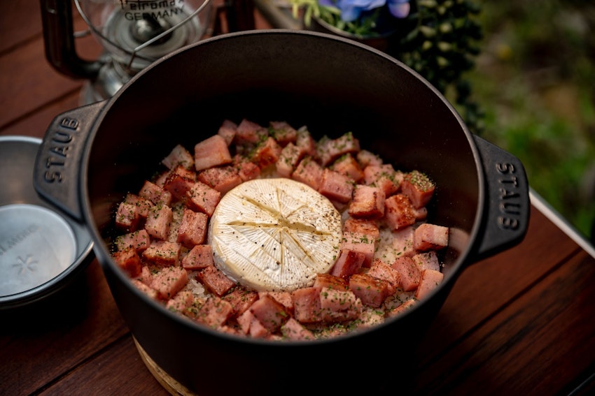 居酒屋ゆーすけ 『カマンベールのベーコン巻』 . 📝材料 カマンベールチーズ ベーコン 塩胡椒 . 📝レシピ 1.カマンベールチーズにベーコンを巻く2.両面焼いて塩胡椒したら完成 . こちらはご存知の方も多い超簡単レシピです👍これがビールにもワインにも合うんです