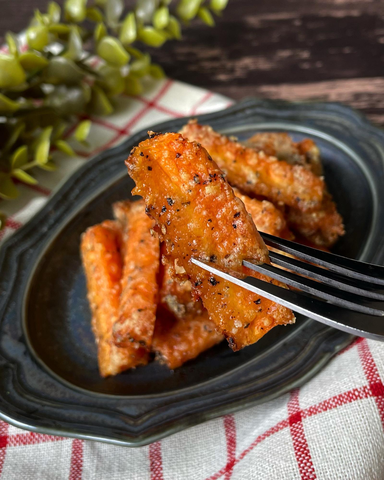 ハマりすぎて2日連続作った😂🥕 過去の人気投稿🫶 人参の最強な食べ方では ？🫢 甘い！美味しい！簡単！最高🥕💓 ぜひ作ってみてね〜！—————————————— にんじんグリル recipe by @hito_furi_life ——————————————材料にんじん:1本オリーブオイル:多め 塩胡椒:適量