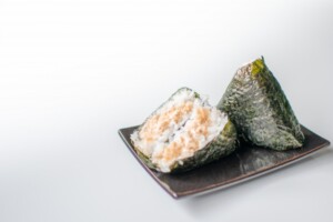 基本からアレンジまで！思わずつくりたくなる「サラダチキン おにぎり」のレシピ集クックパッド