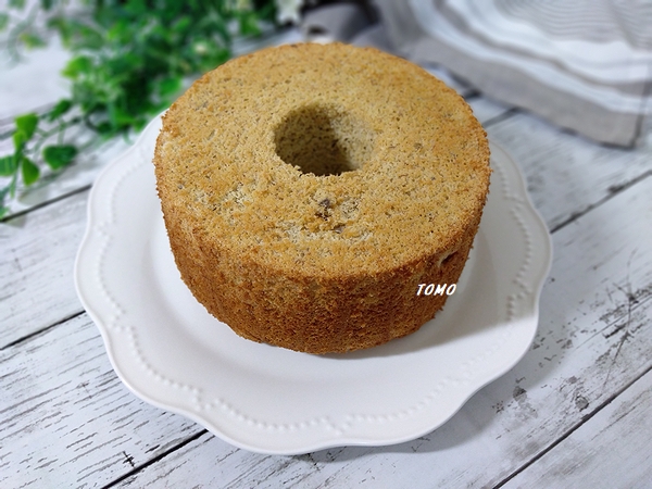 こんにちは。 15.16日 土.日12:00〜18:00 L.o17:30 でお待ちしております。 写真はバナナのシフォンケーキ。 完熟バナナ をたっぷり混ぜ込んで焼きあげた米粉のシフォンケーキです。 たっぷりの生クリームとメープルシロップをつけながらお召し上がり下さい。 この季節