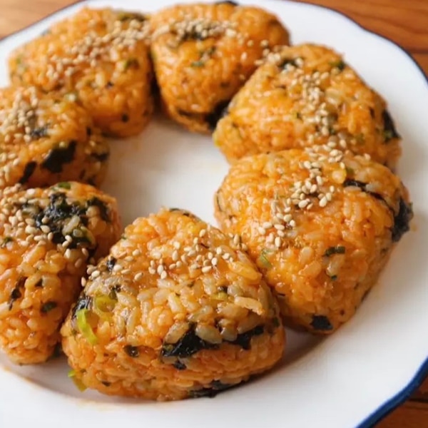 肉巻きおにぎりをさっぱり食べたい！ そんな時、紅生姜入れてみて😍 さっぱりして食べやすさもアップ！ 焼肉のタレとコチュジャンの味付けもうますぎるからやってみて🤤💓 ＼巻くだけ1分！毎日のお弁当を楽にするおにぎり👉@kuru_onigiri あとで見返したいときは